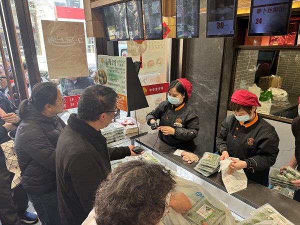 信钰配资 上海的青团是用青菜汁染色的？记者走访多个生产车间发现……