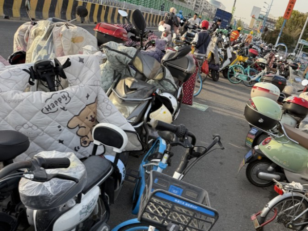 九融配资 这个“顶流”地铁站旁：黑电瓶、乱停放、总修路……人行道常常“消失”